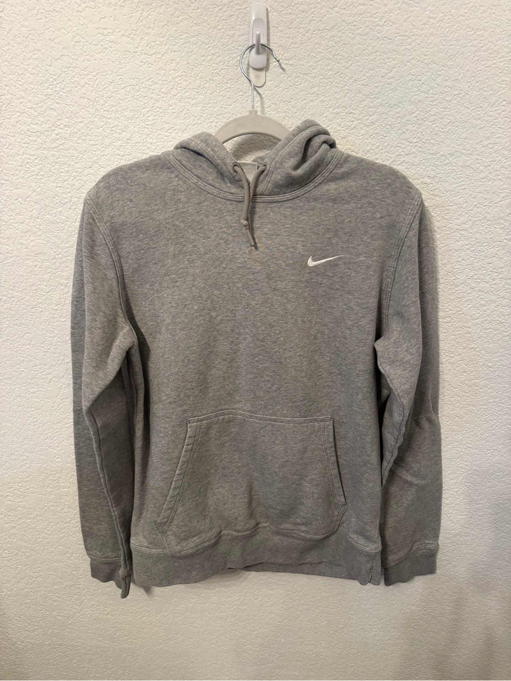 Nike Men’s M Gray Pullover Hoodie Small Swoosh Kangaroo Pocket Sweatshirt